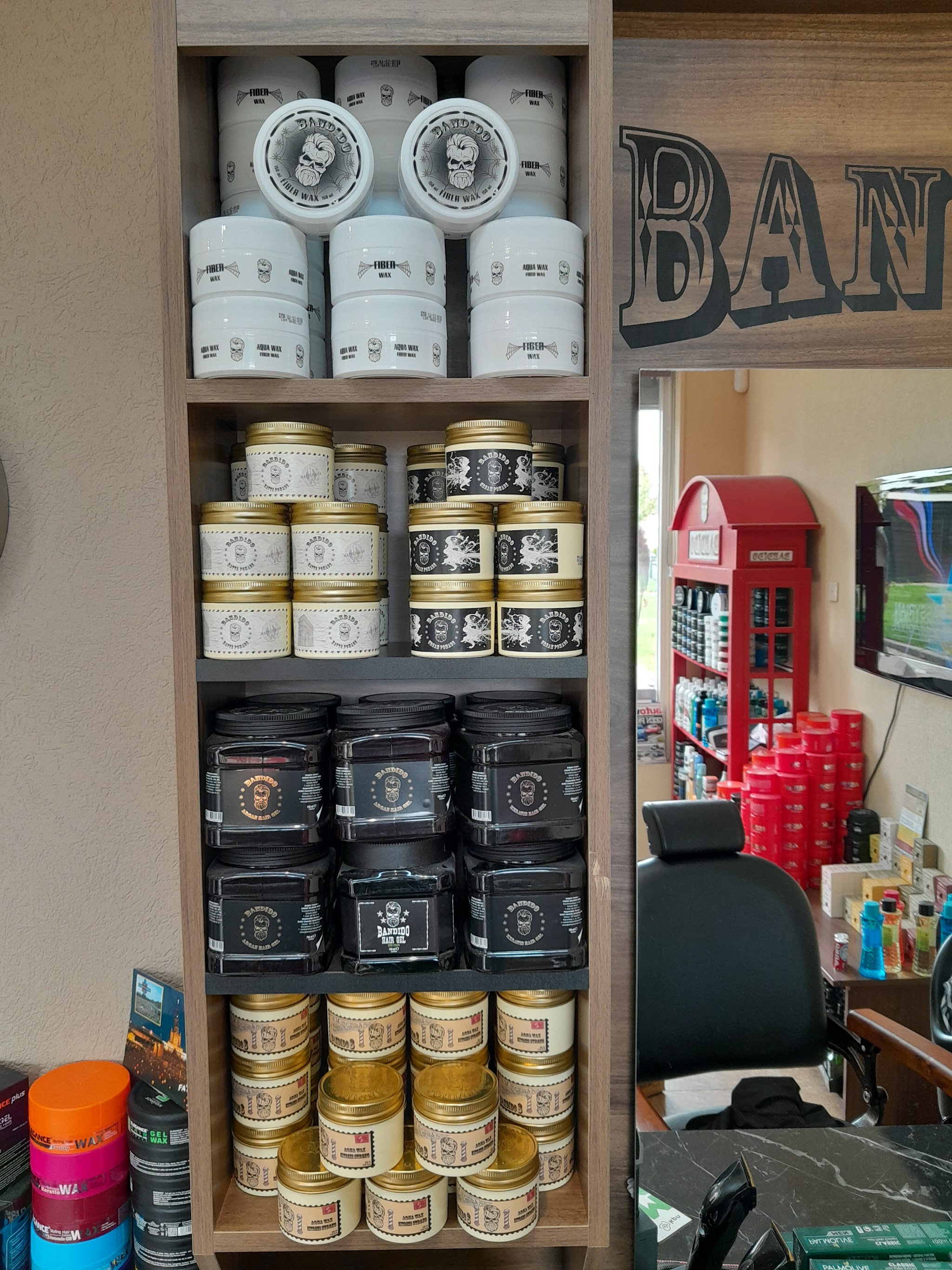 Houten wandplank vol potten pomade in wit, goud en zwart